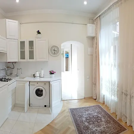 Svitla Zatyszna: Cozy Central Apartment with Balcony Near Opera Lviv Exterior photo