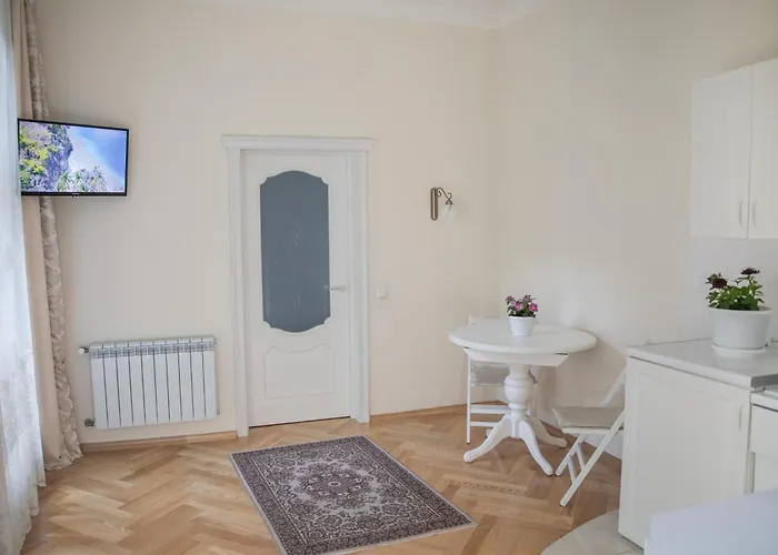 Світла Затишна Квартира В Центрі Біля Оперного Театру З Балконом, Який Виходить У Тихий Львівський Дворик