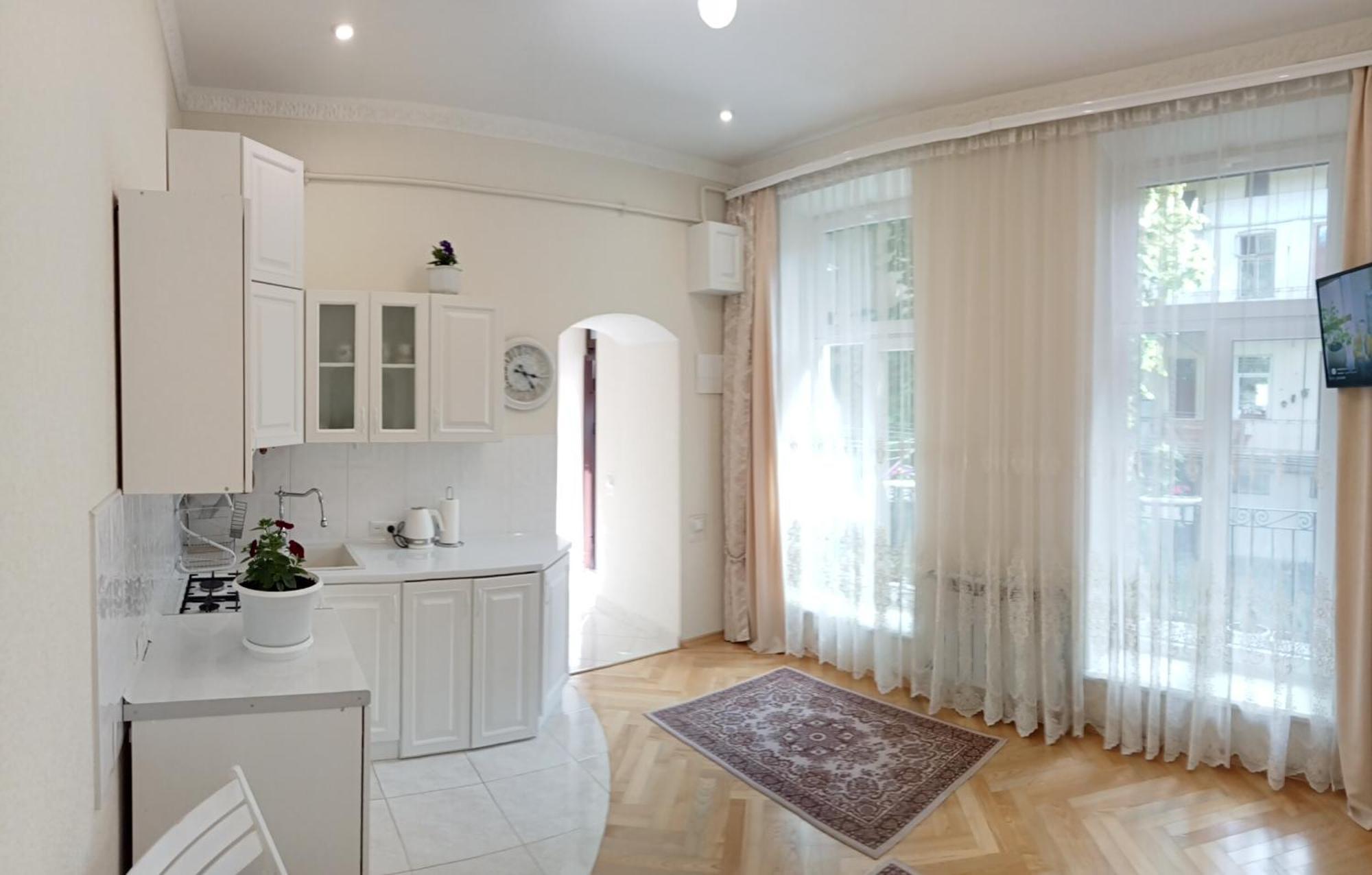 Svitla Zatyszna: Cozy With Balcony Near Opera Apartment *