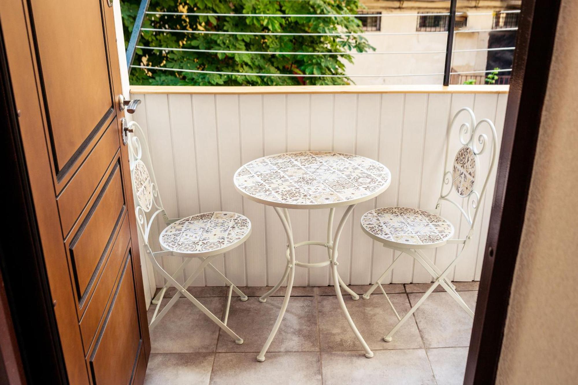 Svitla Zatyszna: Cozy With Balcony Near Opera Apartment Lviv