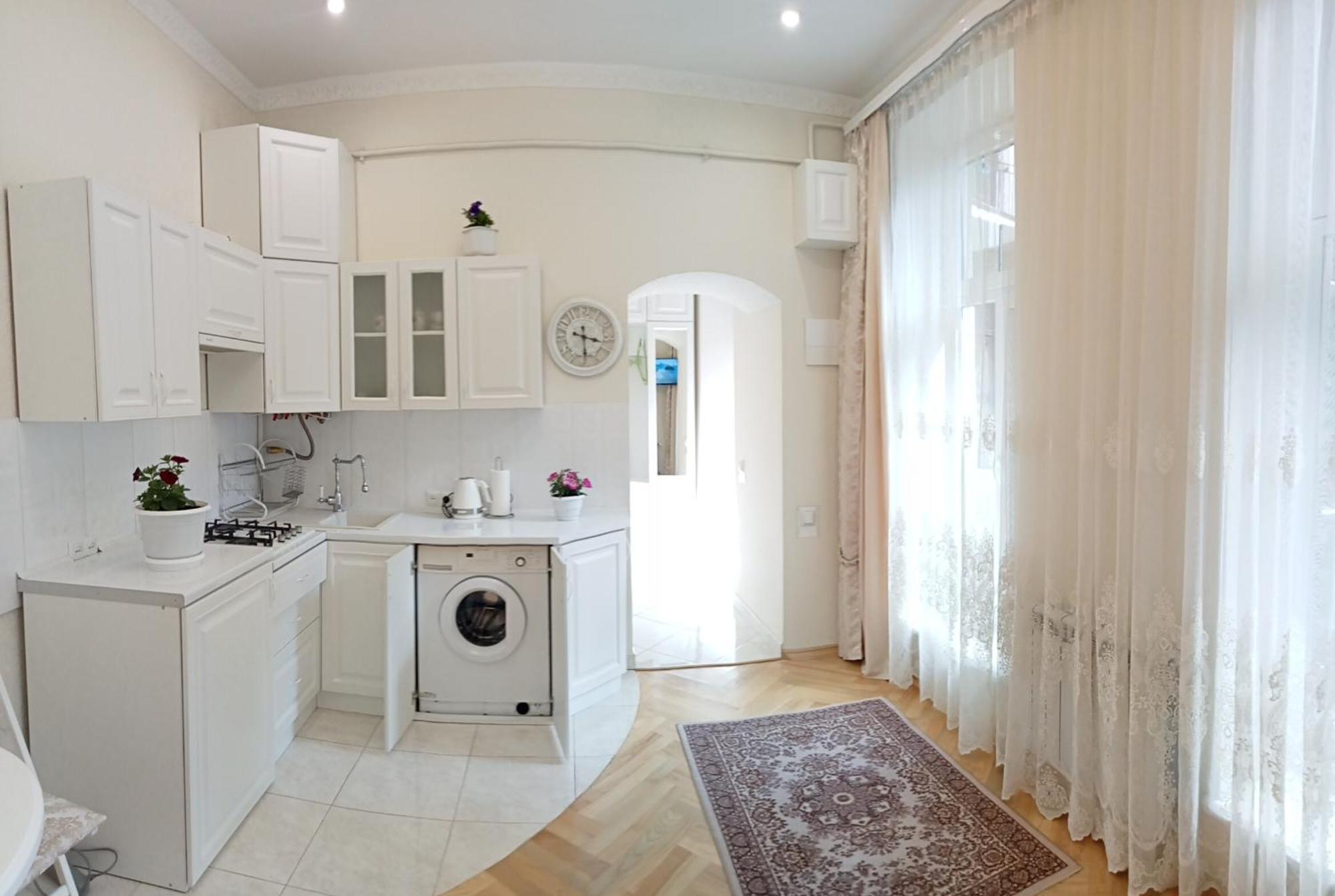 Apartment Svitla Zatyszna: Cozy With Balcony Near Opera Lviv
