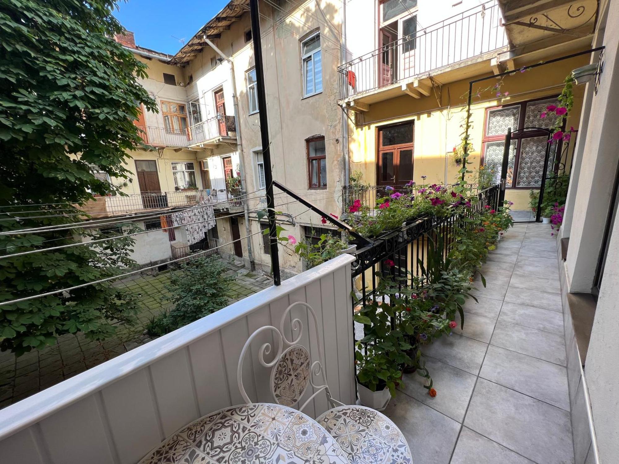 Svitla Zatyszna: Cozy With Balcony Near Opera