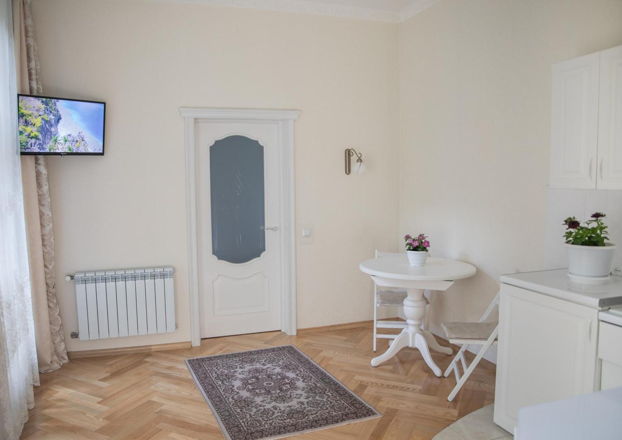 Svitla Zatyszna: Cozy With Balcony Near Opera Apartment *