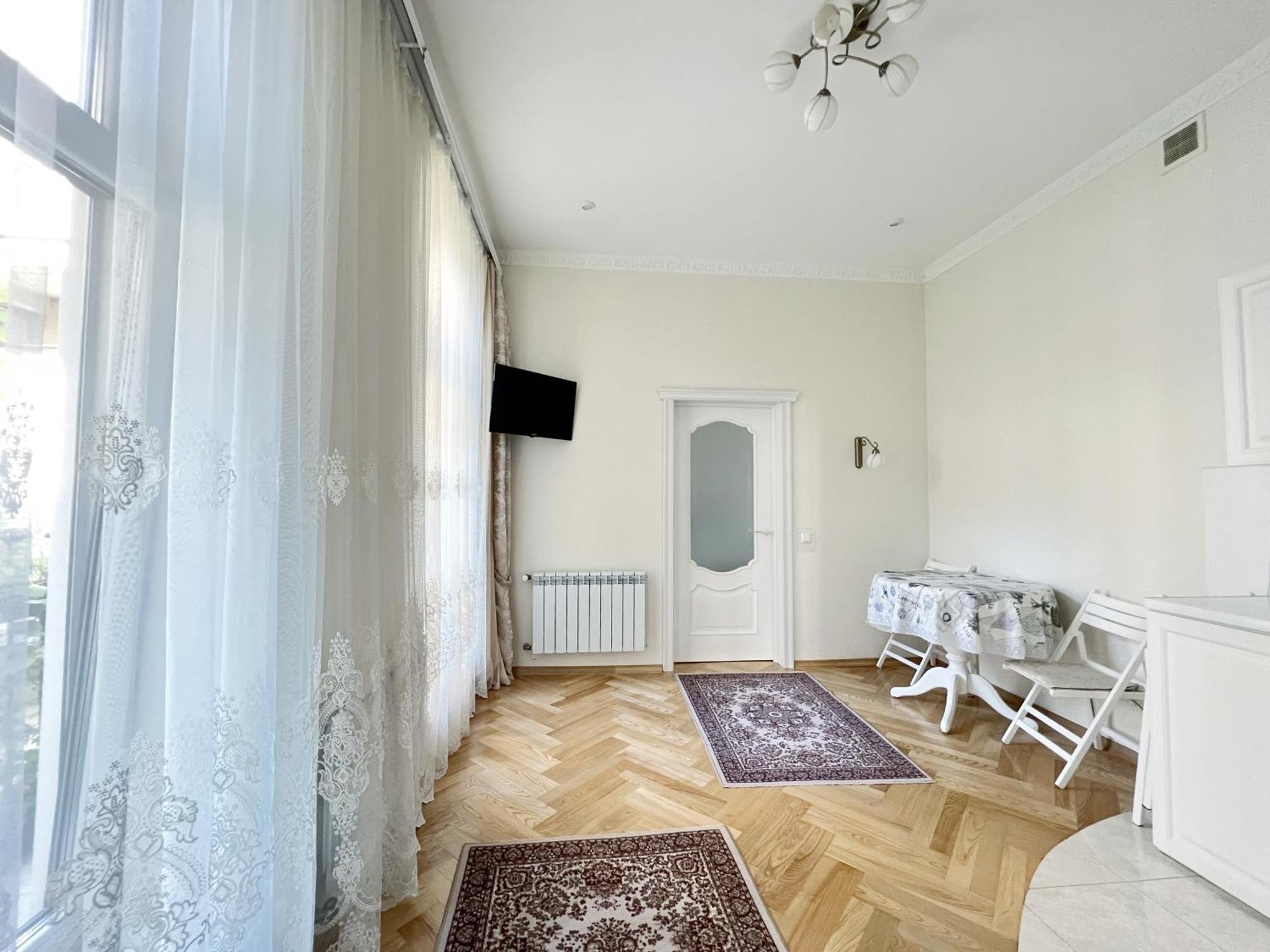 Svitla Zatyszna: Cozy With Balcony Near Opera * Lviv