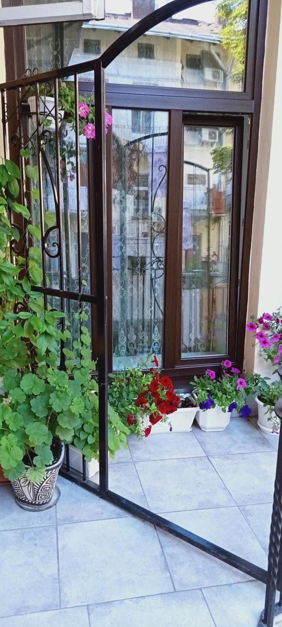 Svitla Zatyszna: Cozy With Balcony Near Opera Apartment Lviv